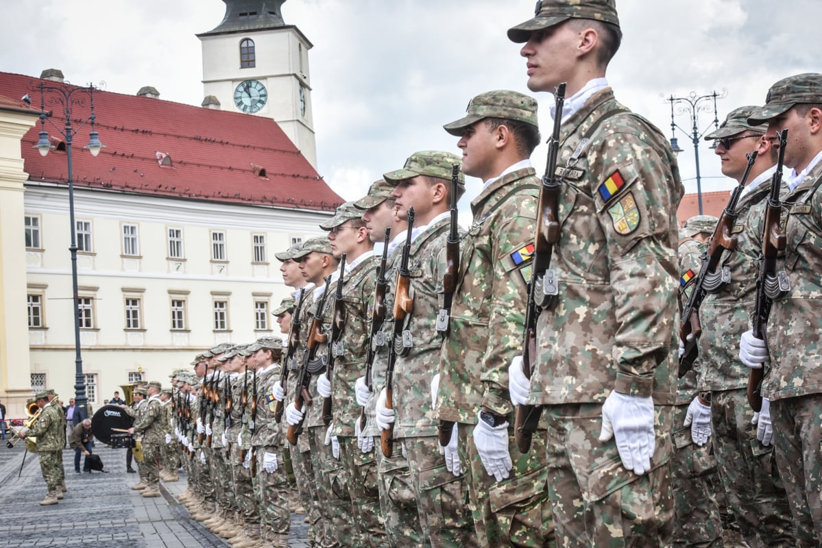 Spitalul Militar din Sibiu a primit Drapelul de Luptă, la 106 ani de la preluarea lui de către România. Deviza spitalului: „Sănătatea pacientului e legea supremă”