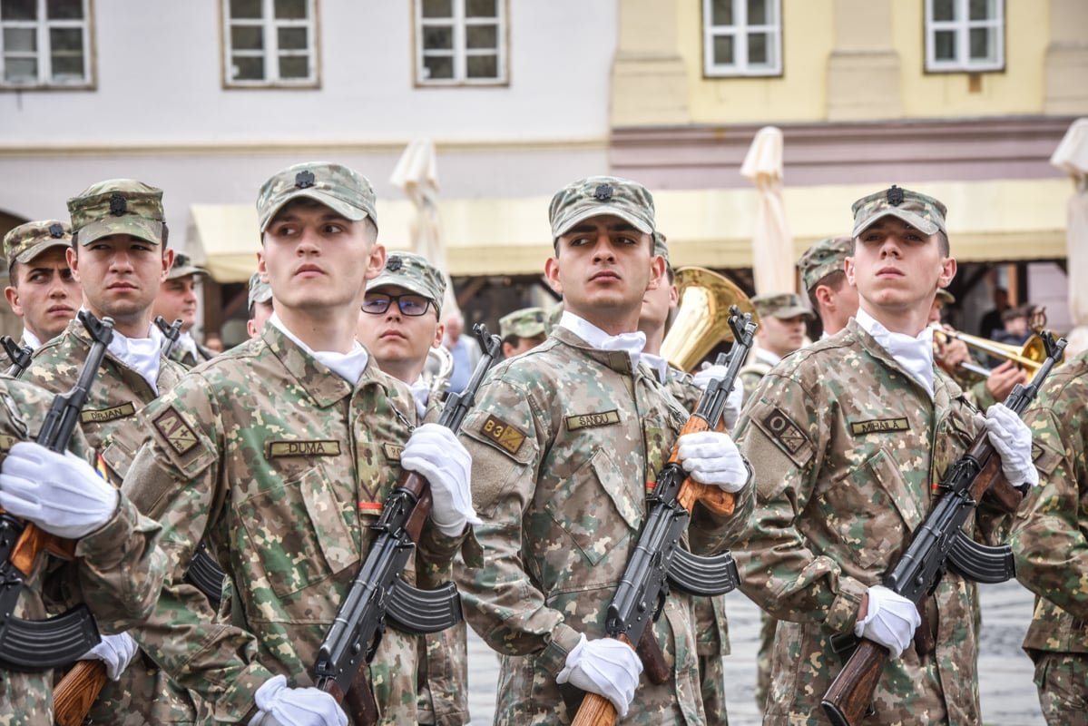 Spitalul Militar din Sibiu a primit Drapelul de Luptă, la 106 ani de la preluarea lui de către România. Deviza spitalului: „Sănătatea pacientului e legea supremă”
