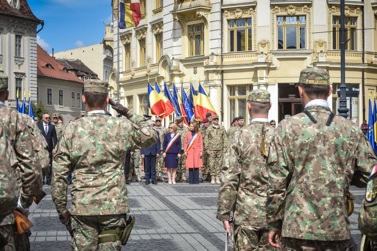 Spitalul Militar din Sibiu a primit Drapelul de Luptă, la 106 ani de la preluarea lui de către România. Deviza spitalului: „Sănătatea pacientului e legea supremă”