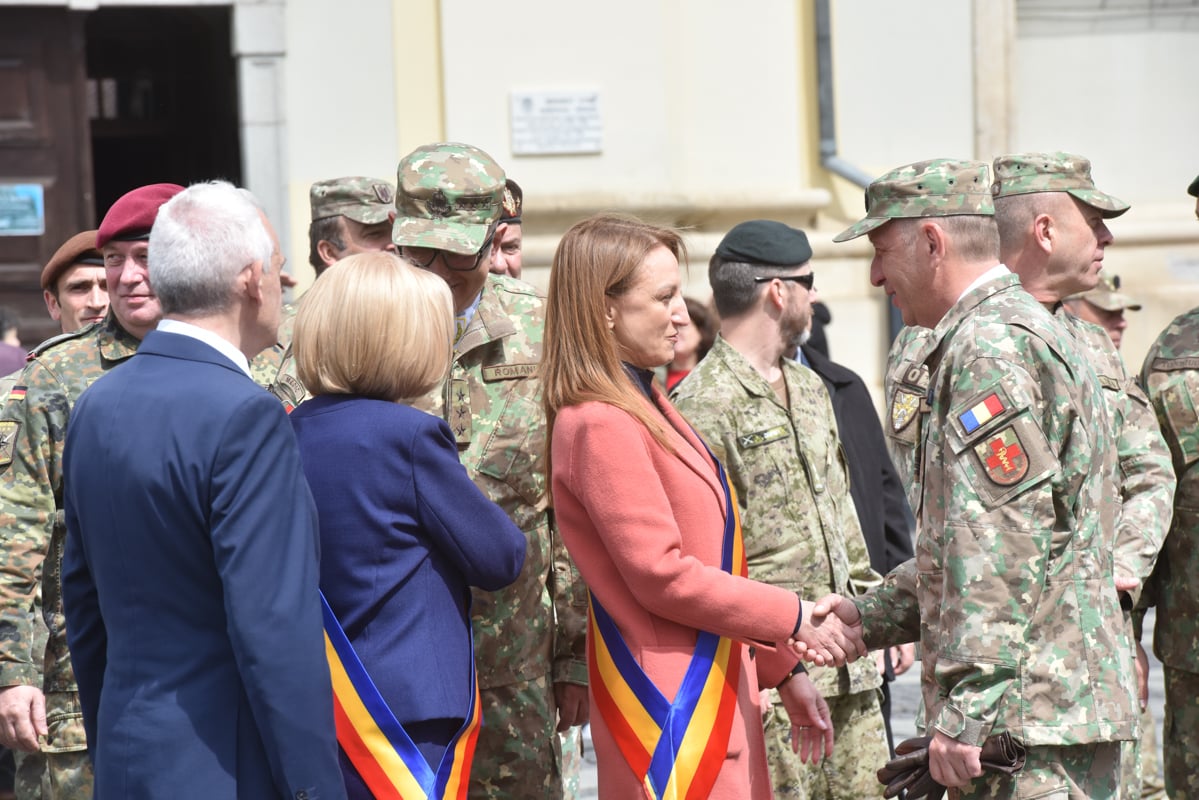 Spitalul Militar din Sibiu a primit Drapelul de Luptă, la 106 ani de la preluarea lui de către România. Deviza spitalului: „Sănătatea pacientului e legea supremă”