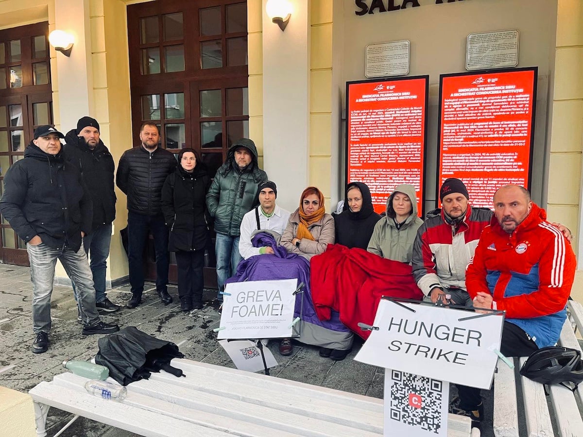 Proiect: Filarmonica Sibiu dă afară nouă instrumentiști, inclusiv liderul de sindicat, pe motiv că e mai ieftin să ia colaboratori. Alte nouă posturi se înființează. „Filarmonica încetează să existe ca ansamblu”