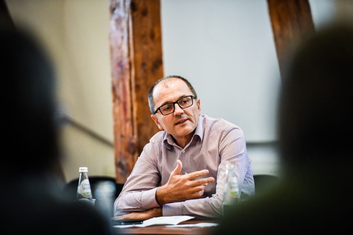 Procesul de corupție al directorului Camerei de comerț Sibiu: președinta Cîmpean este citată ca martor, urmează șeful Poliției, fostul adjunct și alți funcționari. „Sincer, nu înțeleg”