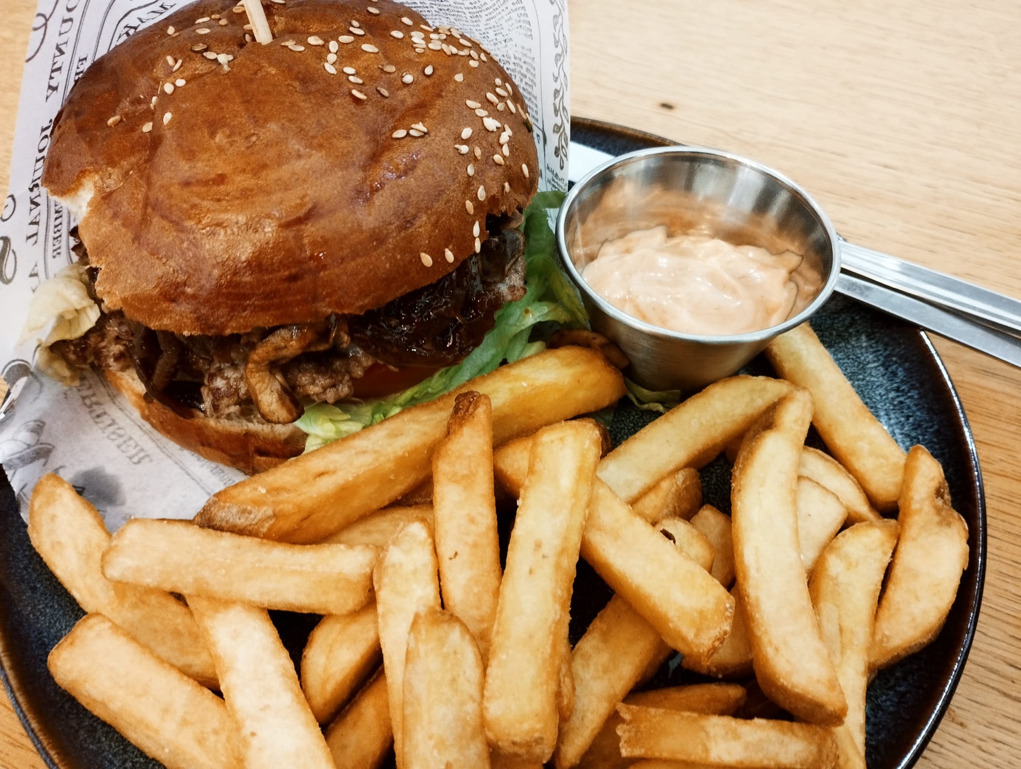 În subsol la Meraki: mănâncă repede și fugi. Restul, la pachet