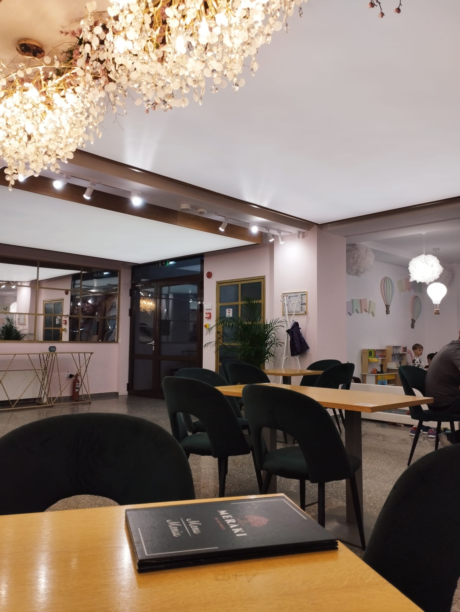 În subsol la Meraki: mănâncă repede și fugi. Restul, la pachet