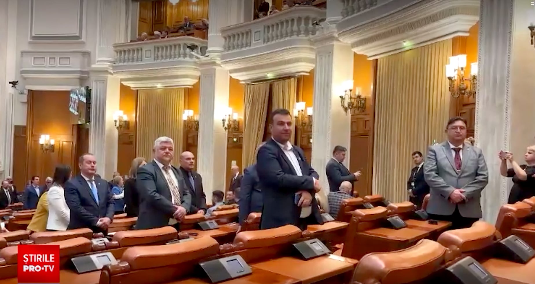 Politicienii sibieni au stat la coadă să se fotografieze cu noul președinte al României. Cei din opoziție s-au întors cu spatele la depunerea jurământului