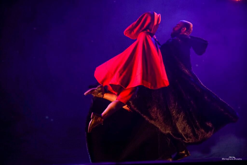 scufita-rosie-teatrul-gong-hgn7