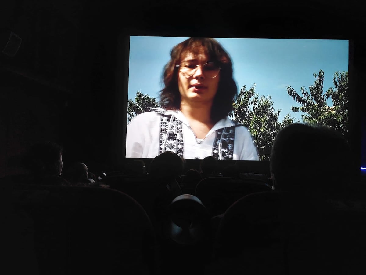 „Cei ce mor necăsătoriți” – debut cinematografic al tinerilor artiști din SYNC acasă, la Sibiu. „De la primul cadru până la momentul vizionării a fost o experiență copleșitoare”
