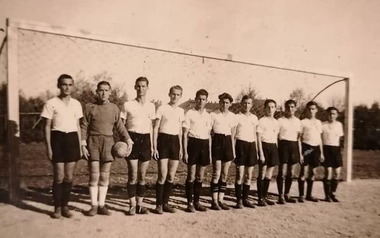 Istoria anilor în care U Cluj  s-a mutat la Sibiu. Toți jucătorii au intrat în Mișcarea Legionară. De foame, prindeau pești cu mâna din Cibin și îi duceau la un restaurant să-i gătească