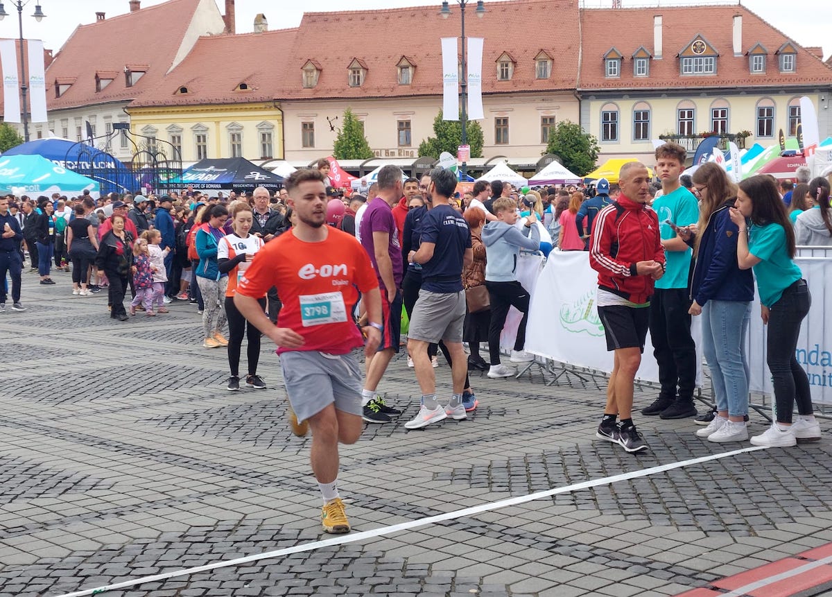 Peste 10.000 de persoane aleargă la Maratonul Internațional Sibiu. Mihai, 13 ani „A fost greu, obositor, dar a meritat”