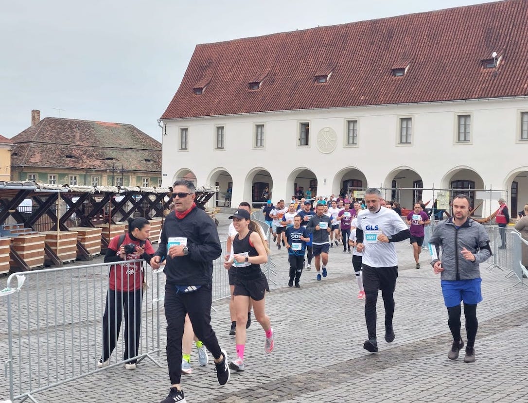 Peste 10.000 de persoane aleargă la Maratonul Internațional Sibiu. Mihai, 13 ani „A fost greu, obositor, dar a meritat”
