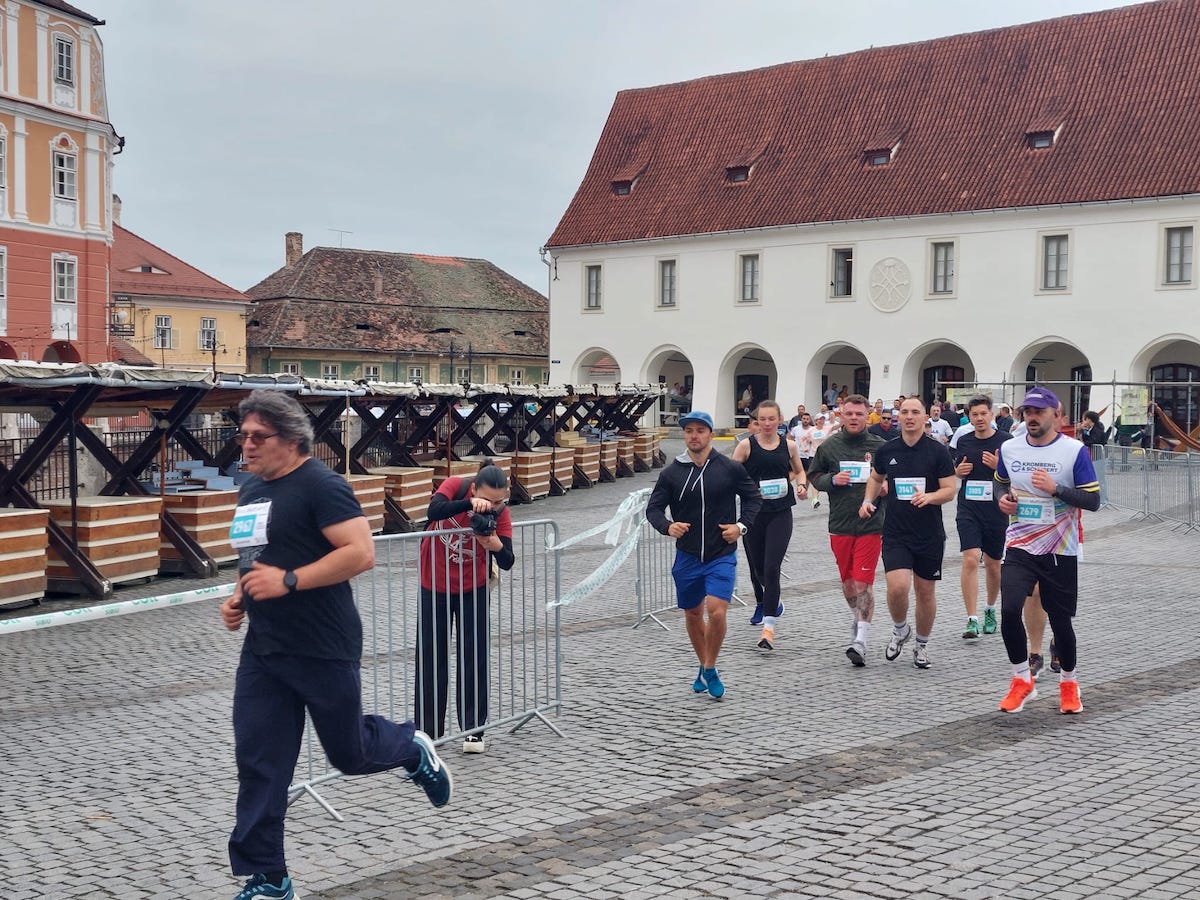 Peste 10.000 de persoane aleargă la Maratonul Internațional Sibiu. Mihai, 13 ani „A fost greu, obositor, dar a meritat”
