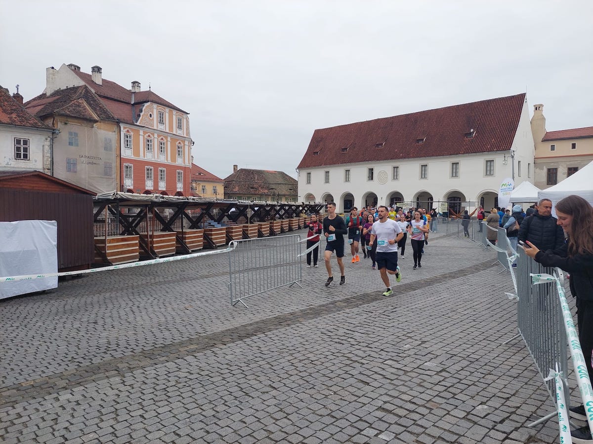Peste 10.000 de persoane aleargă la Maratonul Internațional Sibiu. Mihai, 13 ani „A fost greu, obositor, dar a meritat”