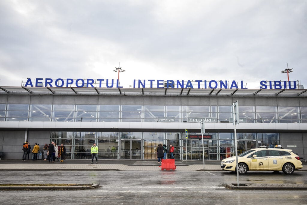 Subvențiile pentru Aeroportul Internațional Sibiu au fost principalul subiect de dispută al ședinței de vineri a CJ Sibiu. Foto: arhiva turnulsfatului.ro