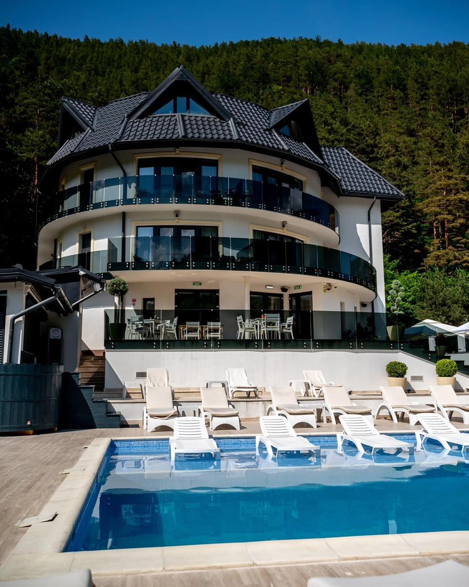 Ce piscine sunt deschise în Sibiu vara aceasta și cât costă să ne răcorim