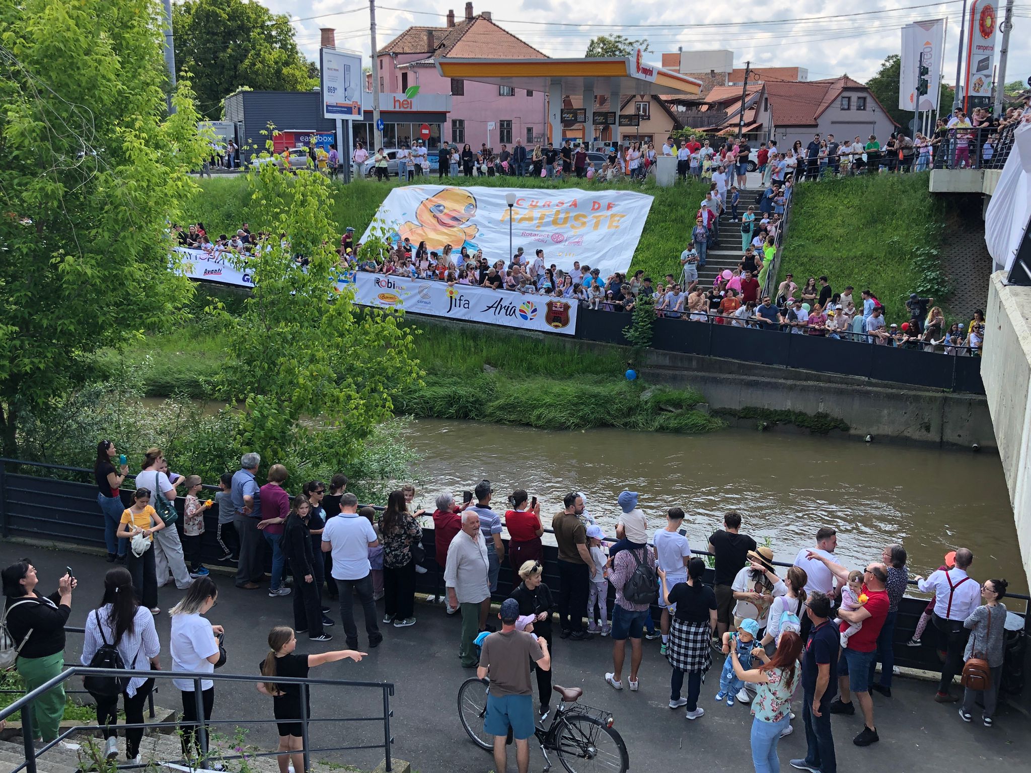 „Copiii o așteaptă nerăbdători în fiecare an”. Cursa de rățuște a strâns sute de sibieni pe malurile Cibinului