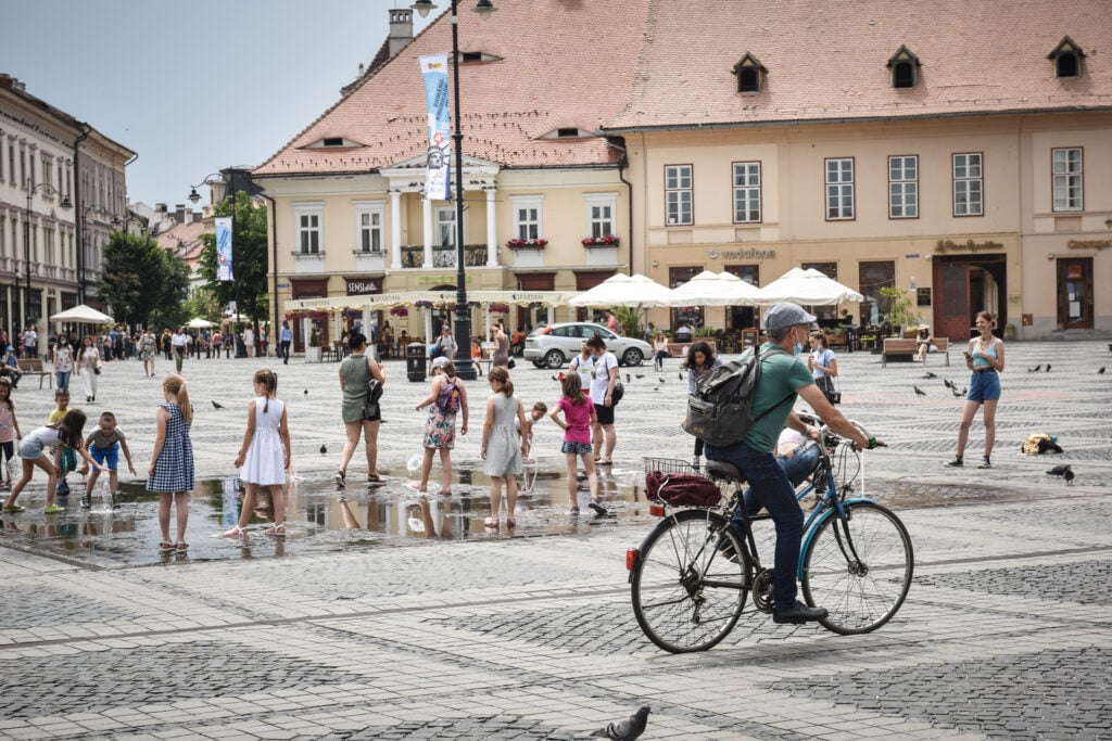 fantana-bicicleta-sibiu-centru-canicula-vara-meteo-vreme-4-gvug