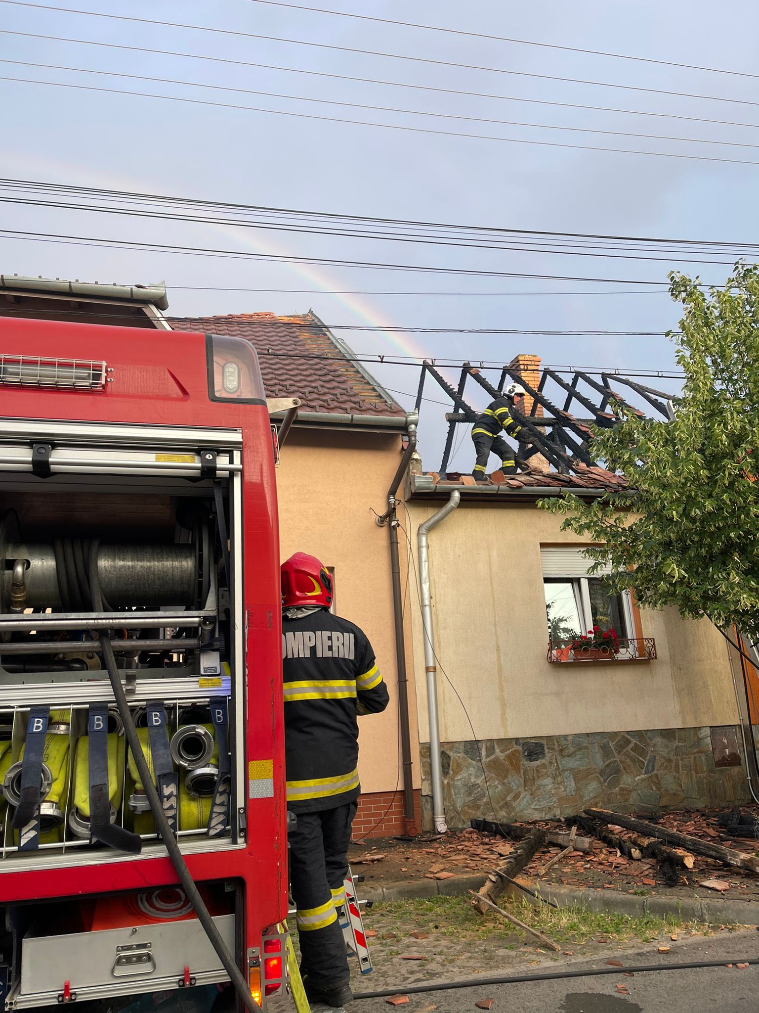 Actualizare: Un cablu defect a fost cauza probabilă a incendiului de pe strada Kiev din Sibiu. Din fericire nu au fost victime