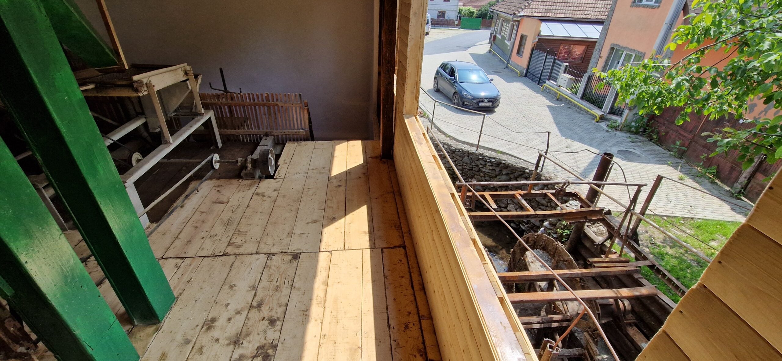 Abandonată mai bine de 20 de ani, vechea moară pe apă din Cârțișoara este readusă la viață. Proprietar: apa care învârte roata este firul care lega vremurile, oamenii, generațiile