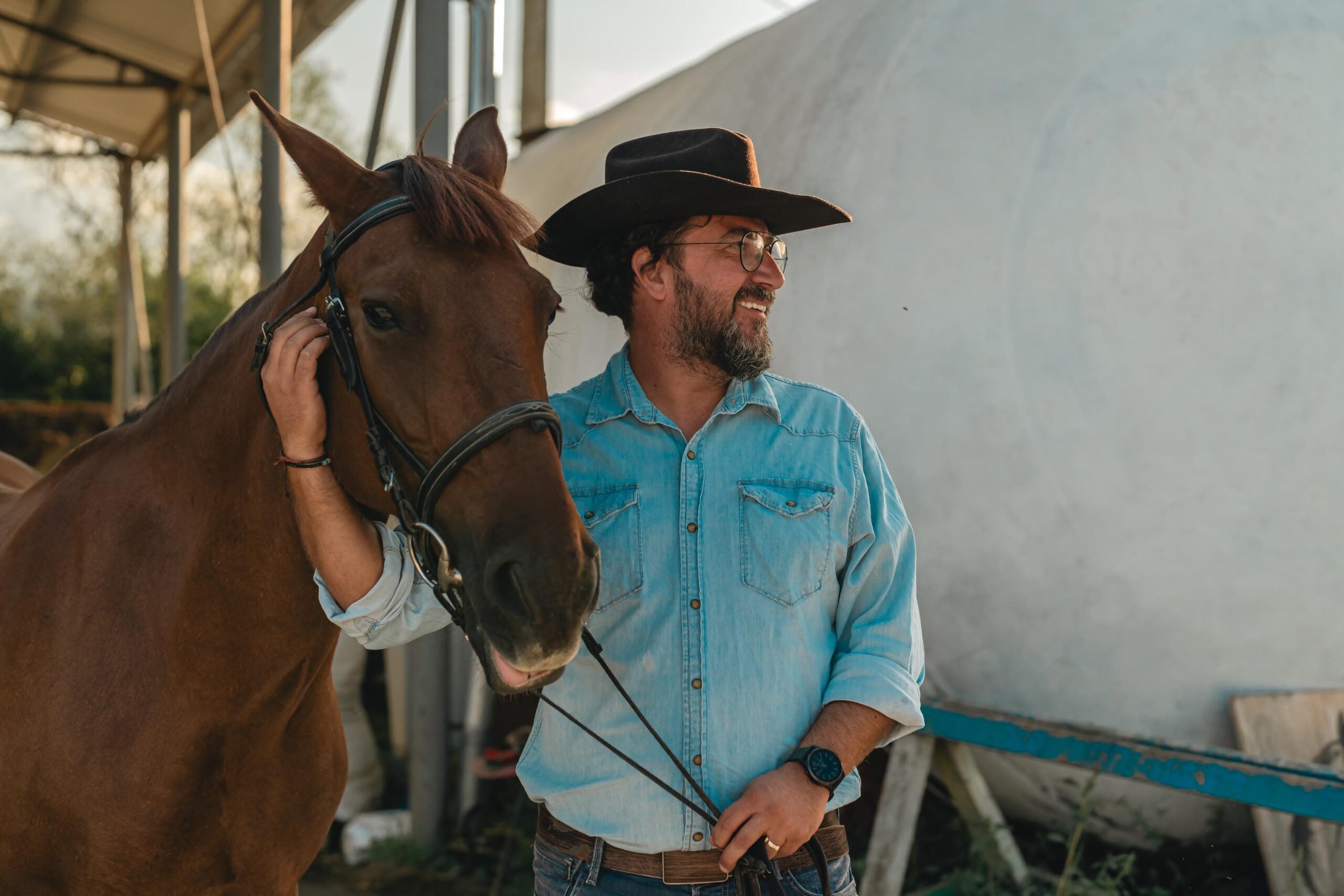 „Pe la Cai”: Am descoperit locul din Sibiu în care adulții și copiii se pot bucura de cai, fermă și jocuri în natură. Proprietar: Vrem să descopere lucrurile pe care le făceam la bunici