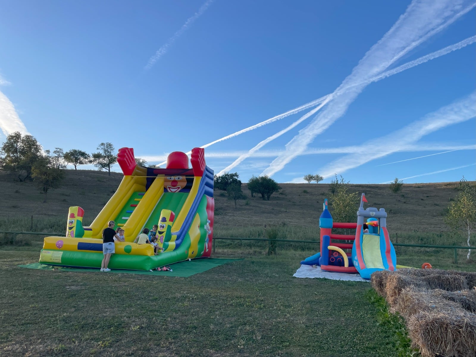 „Pe la Cai”: Am descoperit locul din Sibiu în care adulții și copiii se pot bucura de cai, fermă și jocuri în natură. Proprietar: Vrem să descopere lucrurile pe care le făceam la bunici