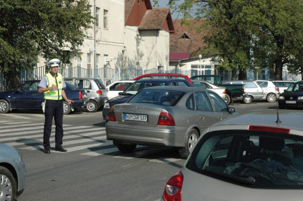 politist-circulatie-coloana-masini-obor-pod-iesire-medias-calea-surii-10-ebq6