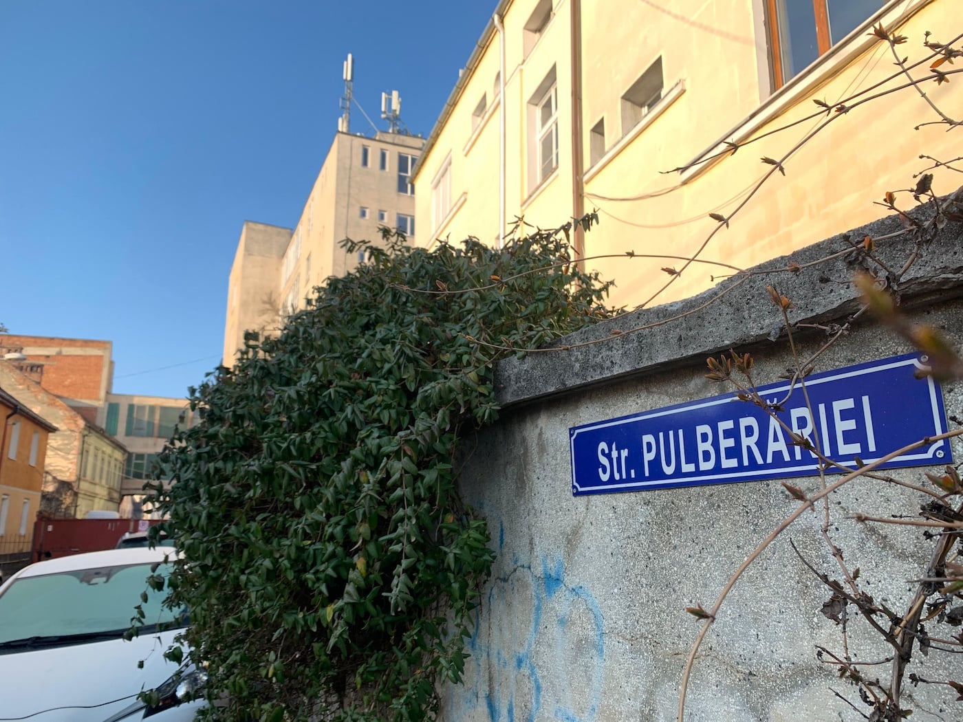 Redeschiderea circulației pe o a doua stradă din centrul Sibiului, închisă de comuniști, se împiedică în opt locuri de parcare. Strada Pulberăriei a devenit motiv de procese