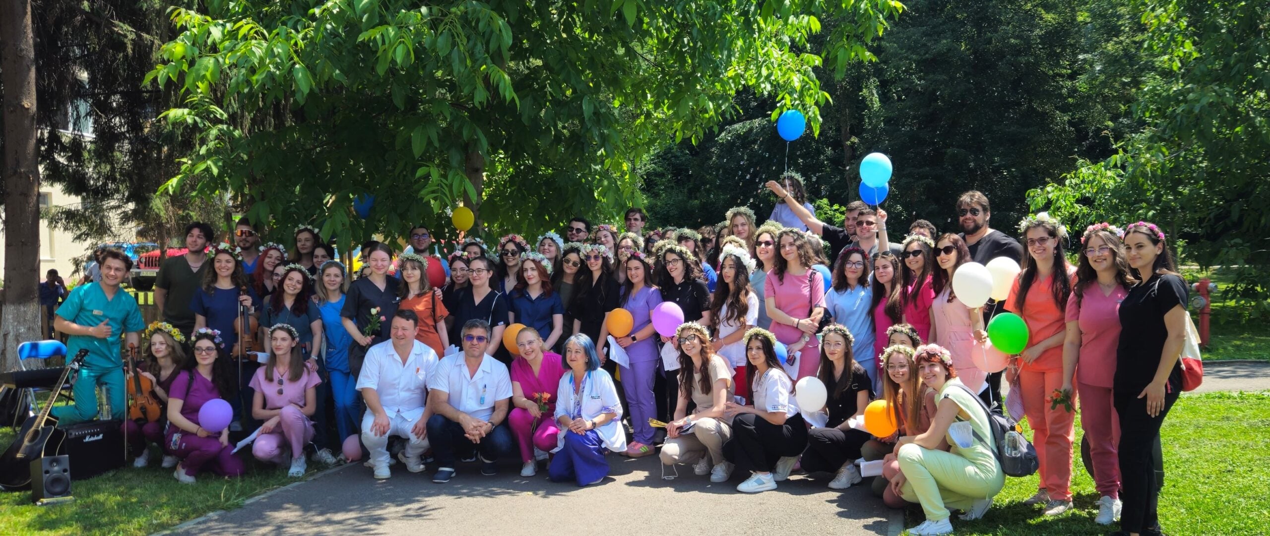 Actualizare: Serenade medicale, în curtea Spitalului Județean din Sibiu. Absolventă: „Un moment plin de emoție și bucurie”