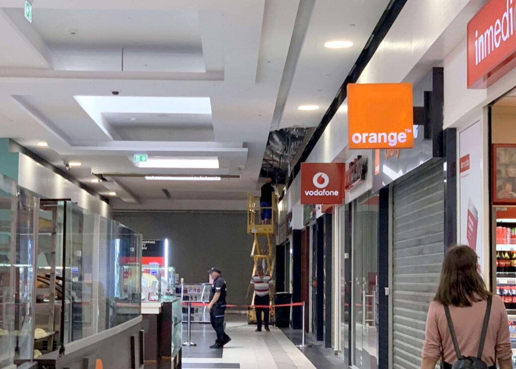 tavan-cazut-mall-1-qgxc