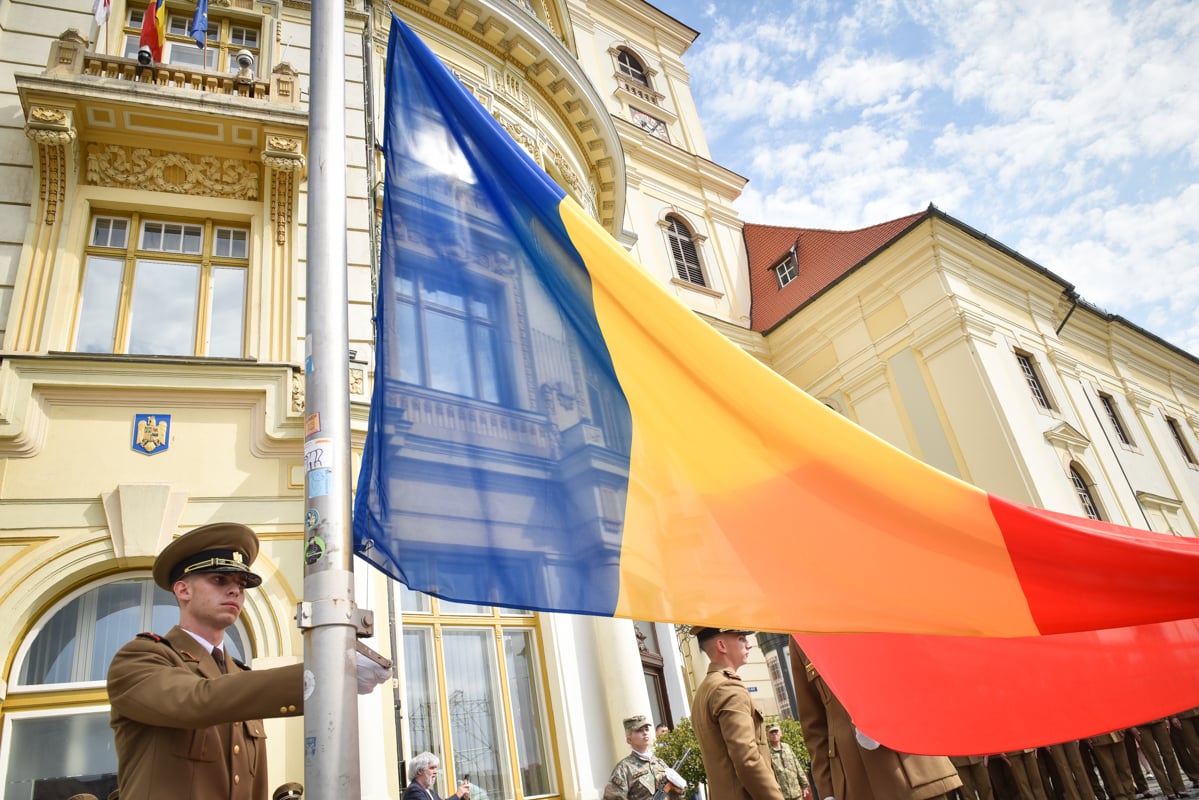 Drapelul României, arborat pe catargul din centrul Sibiului. Ziua Drapelului a fost sărbătorită joi în Piața Mare
