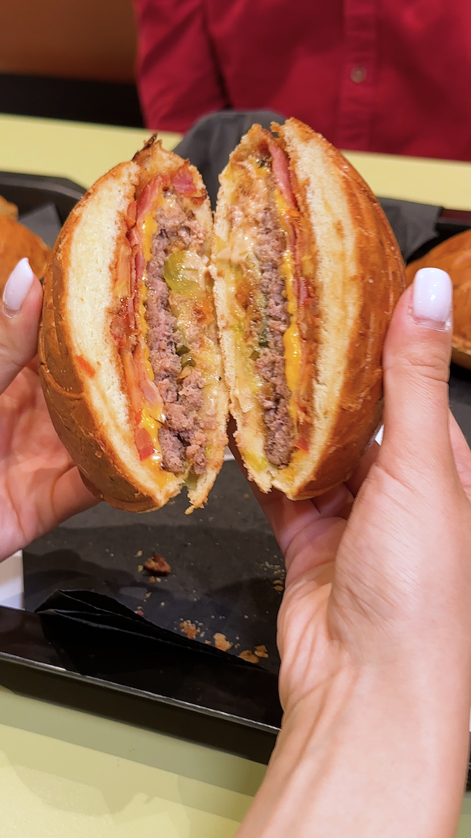Se deschide ZYRO Burgers în Promenada Mall. Desert gratuit în weekendul de deschidere!