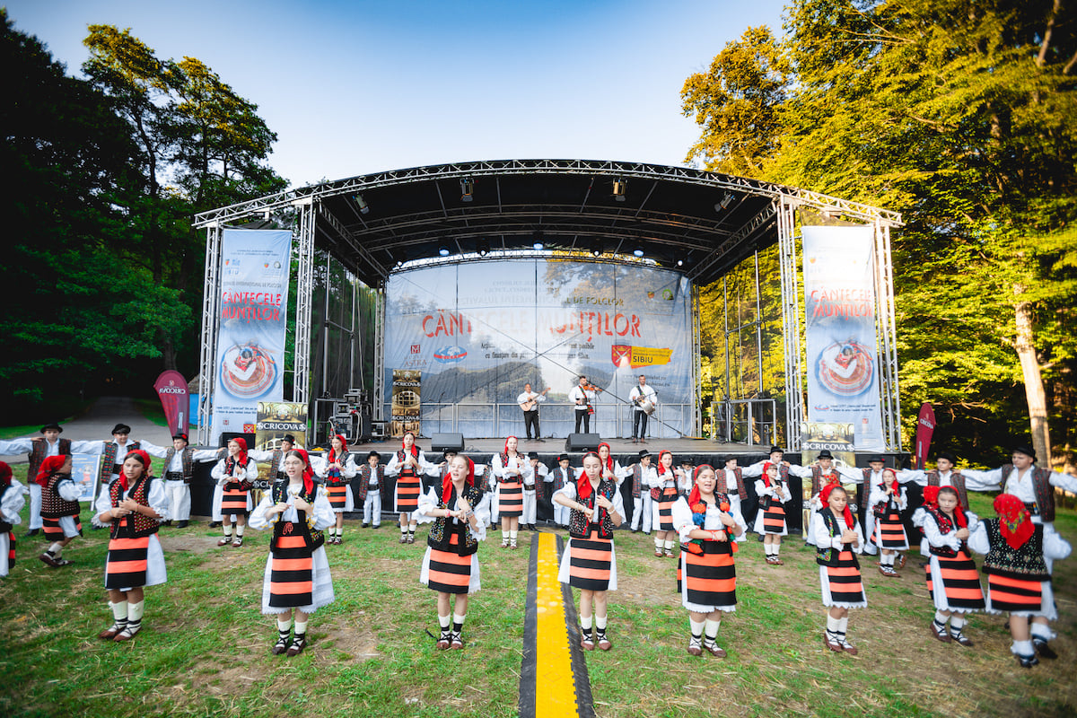Sibiul devine pentru câteva zile capitală a folclorului internațional, în cadrul Festivalului CÂNTECELE MUNȚILOR