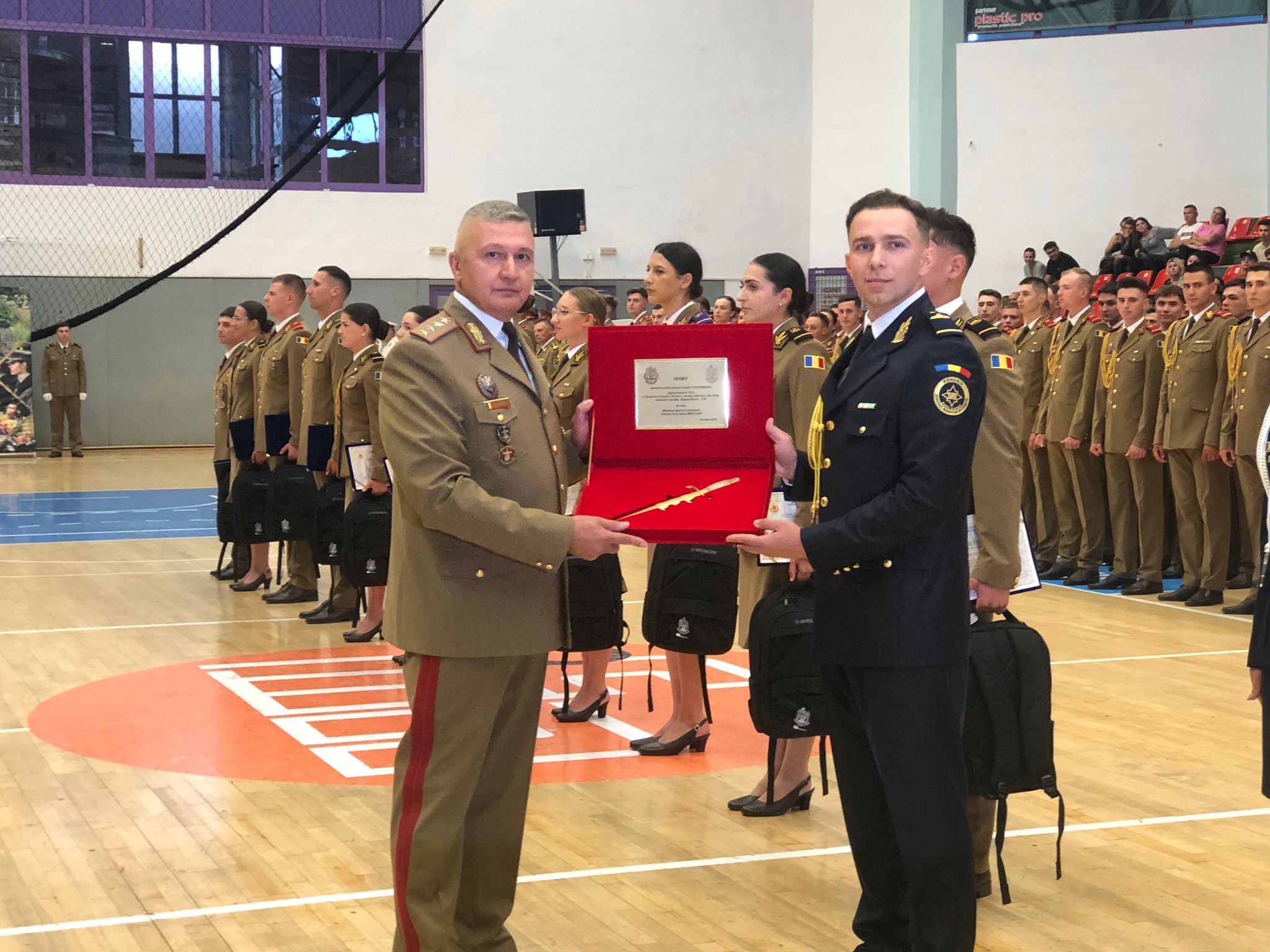 Absolvenții promoției 2025 ai Academiei Forțelor Terestre din Sibiu, sărbătoriți la Sala Transilvania: Forțele armate au nevoie de mințile, inimile și forța voastră