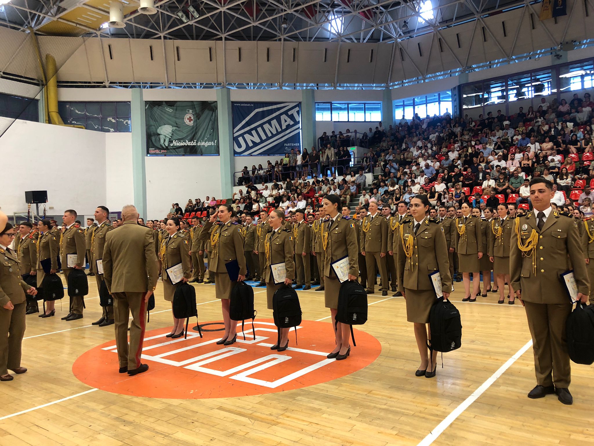 Absolvenții promoției 2025 ai Academiei Forțelor Terestre din Sibiu, sărbătoriți la Sala Transilvania: Forțele armate au nevoie de mințile, inimile și forța voastră