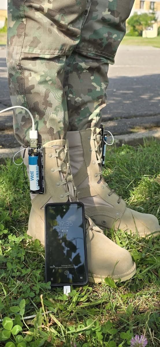 O elevă a Școlii Militare din Sibiu a creat bocanci tactici inteligenți, capabili să încarce diverse dispozitive electronice: Scopul acestui concept este de a crește independența energetică a personalului militar în teren