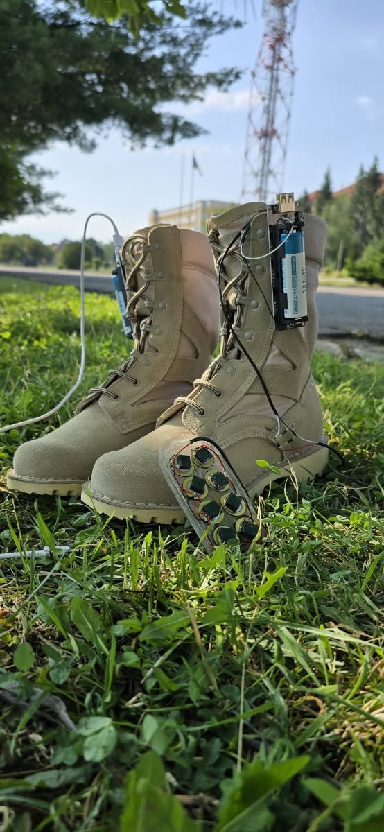 O elevă a Școlii Militare din Sibiu a creat bocanci tactici inteligenți, capabili să încarce diverse dispozitive electronice: Scopul acestui concept este de a crește independența energetică a personalului militar în teren