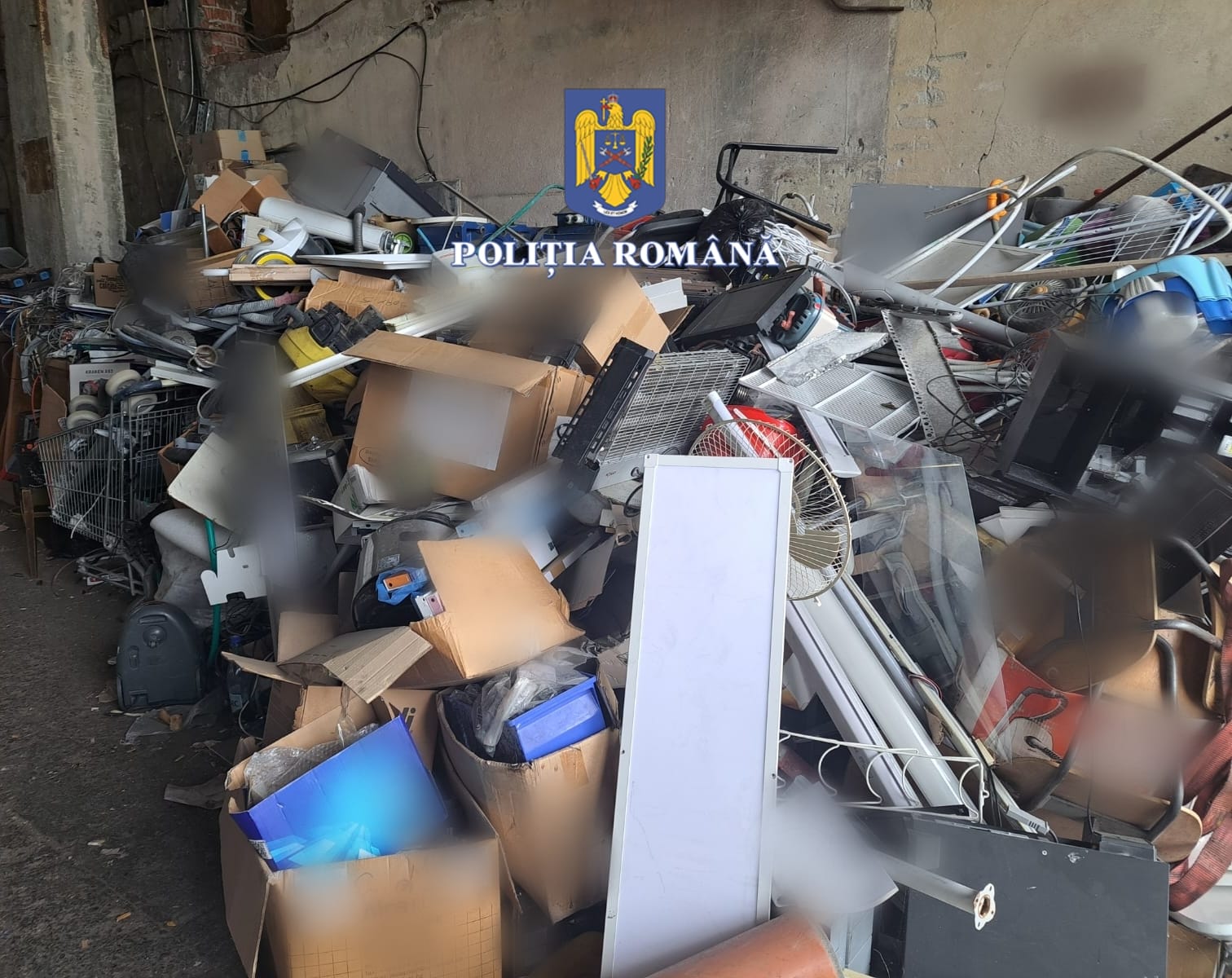 Polițiștii au descoperit 15 tone de deșeuri periculoase depozitate ilegal în Sibiu
