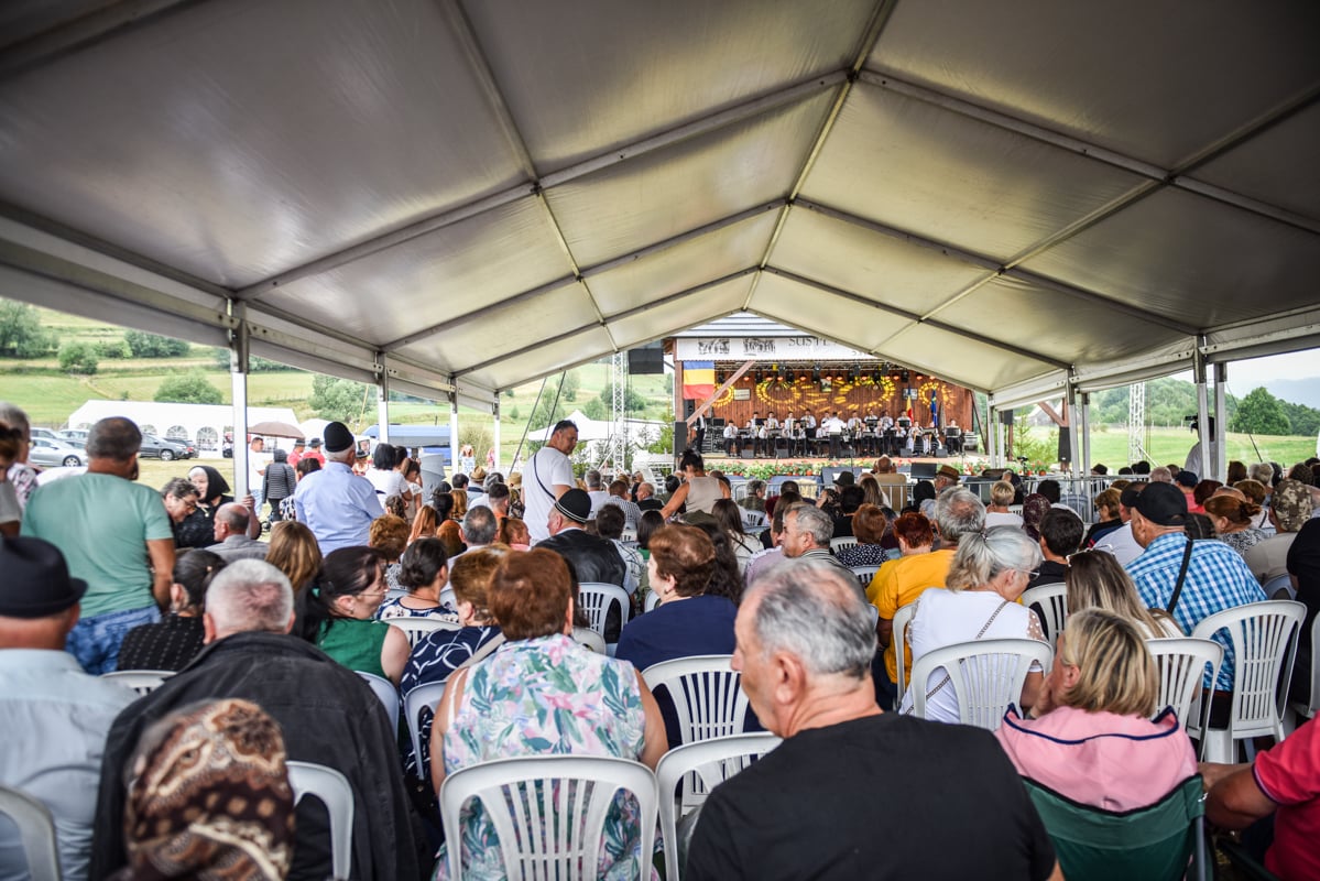 Ciobanii din Mărginimea Sibiului s-au întâlnit pentru al 53-lea an „Sus pe muntele din Jina”. Între manele și folclor, tiribombe și bulz cu smântănă