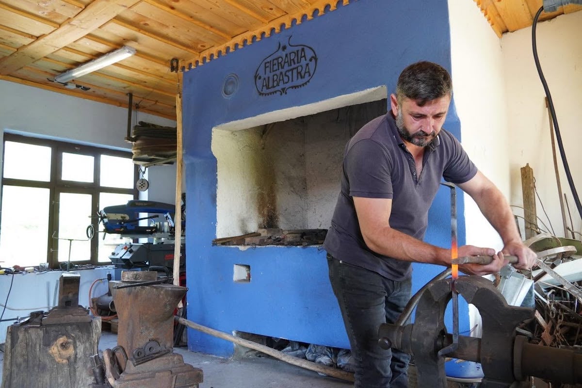 După ce a muncit în construcții și a fost îngrijitor de cai în Austria, un sibian duce mai departe meseria bunicului său și este fierar în Apoș: M-am întors acasă, că tot aici este mai bine