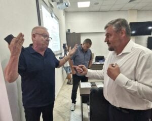 Între Gheorghe Huja (stânga) și Mircea Orlățan (dreapta) există un șir lung încrâncenări. Foto: arhiva turnulsfatului.ro