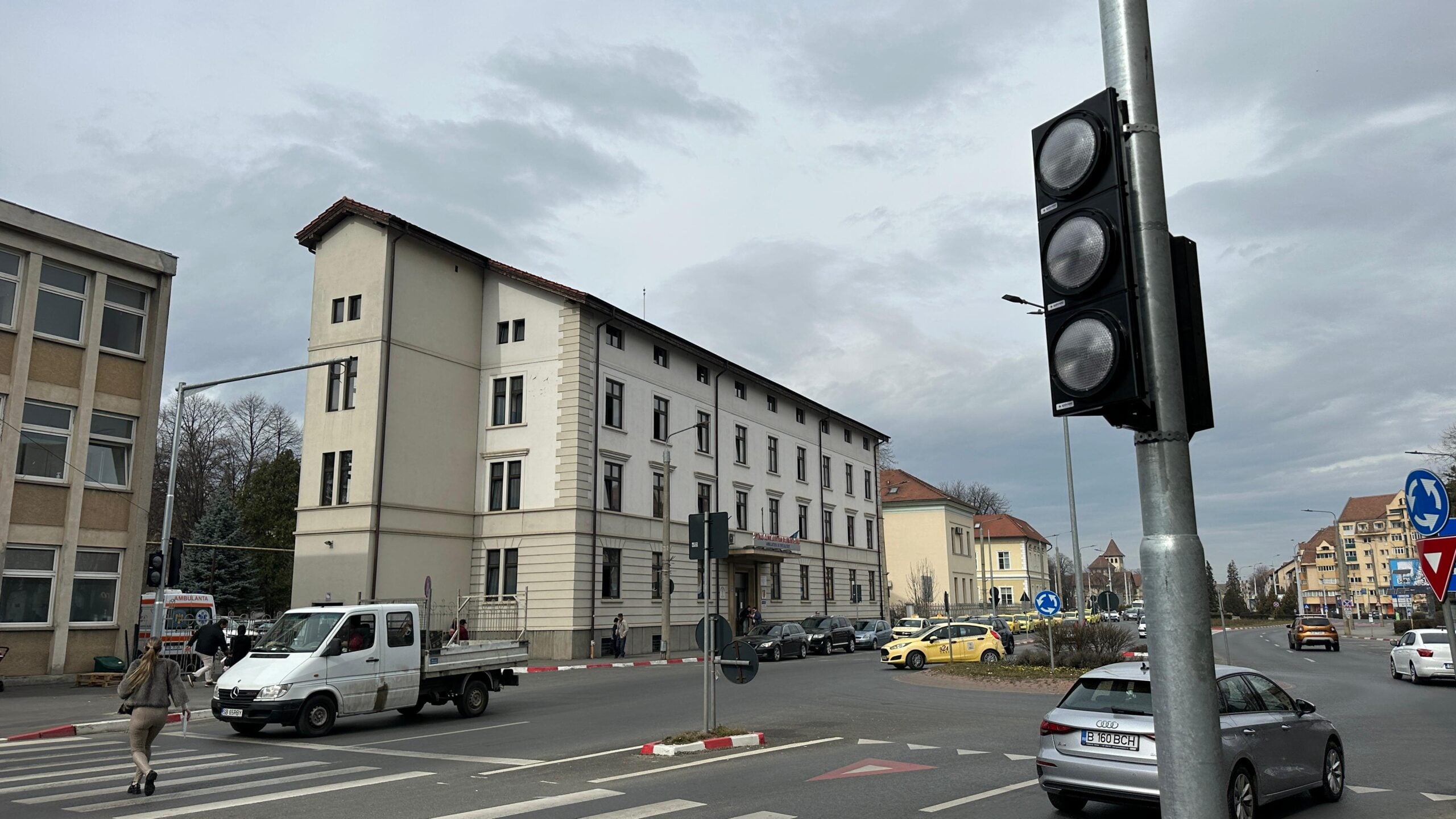 Primăria Sibiu explică apariția sensului giratoriu cu semafor: Instalarea s-a impus ca măsură de siguranță pentru pietoni