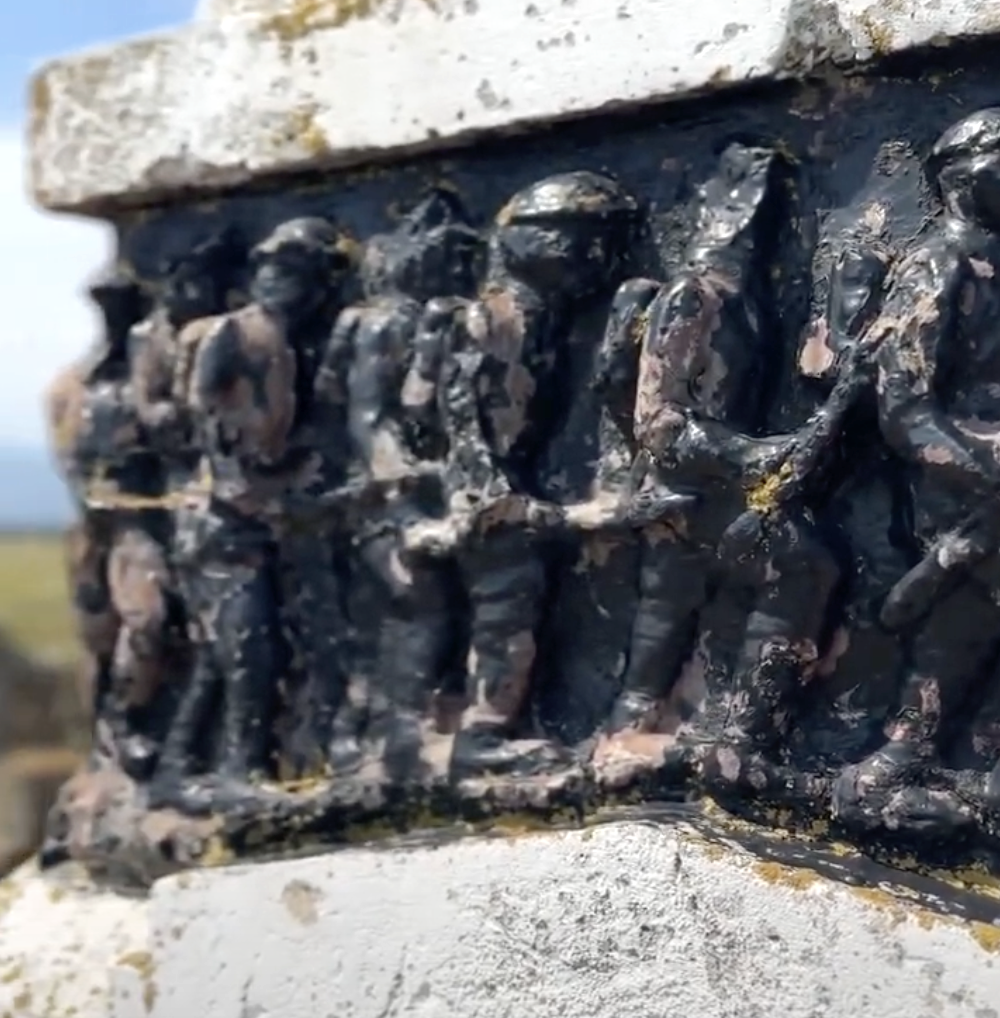 VIDEO - La doi pași de Sibiu, două monumente îți spun povești diferite: unul e mormânt medieval, altul e comemorare