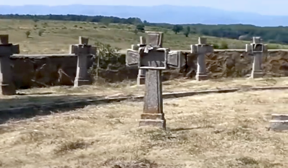 VIDEO - La doi pași de Sibiu, două monumente îți spun povești diferite: unul e mormânt medieval, altul e comemorare