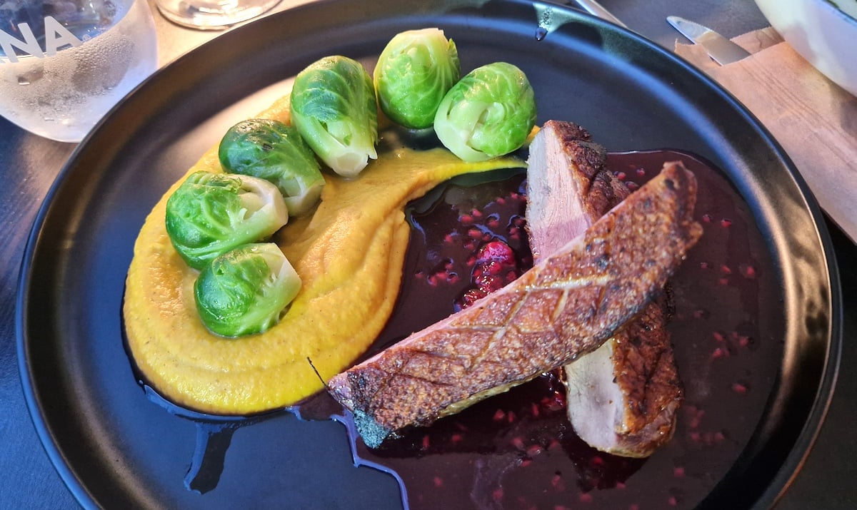 Am fost la cel mai nou restaurant din Piața Mică: Luna. Chiar balsam colorat pe cerul gurii