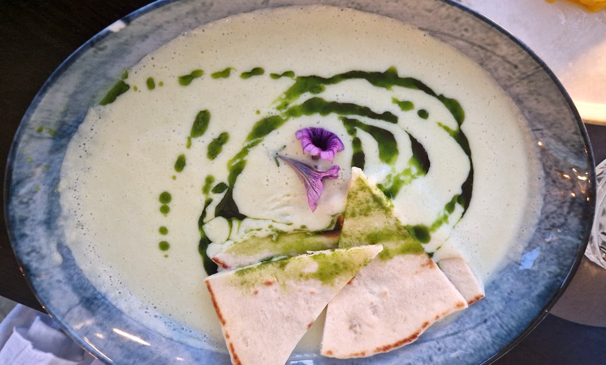 Am fost la cel mai nou restaurant din Piața Mică: Luna. Chiar balsam colorat pe cerul gurii