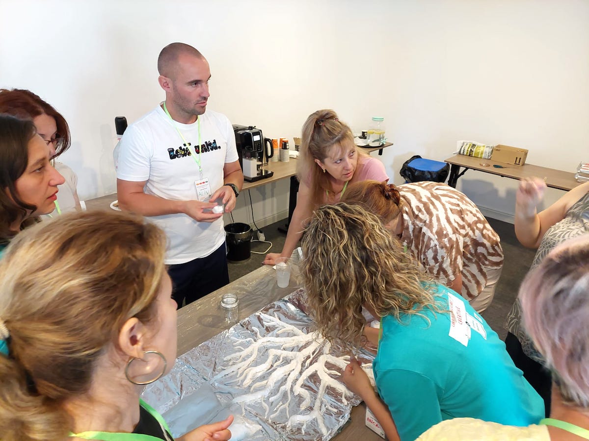 Caravana Reciclării Creative a adunat în tabăra de la Sibiu 40 de profesori din 8 județe ale țării: „Când există dragoste și creativitate, lucrurile se întâmplă natural”