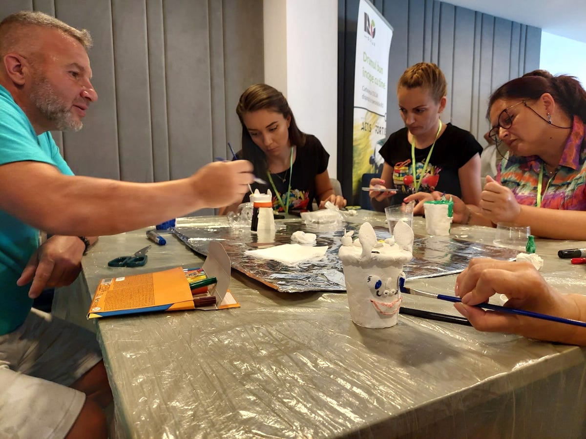 Caravana Reciclării Creative a adunat în tabăra de la Sibiu 40 de profesori din 8 județe ale țării: „Când există dragoste și creativitate, lucrurile se întâmplă natural”