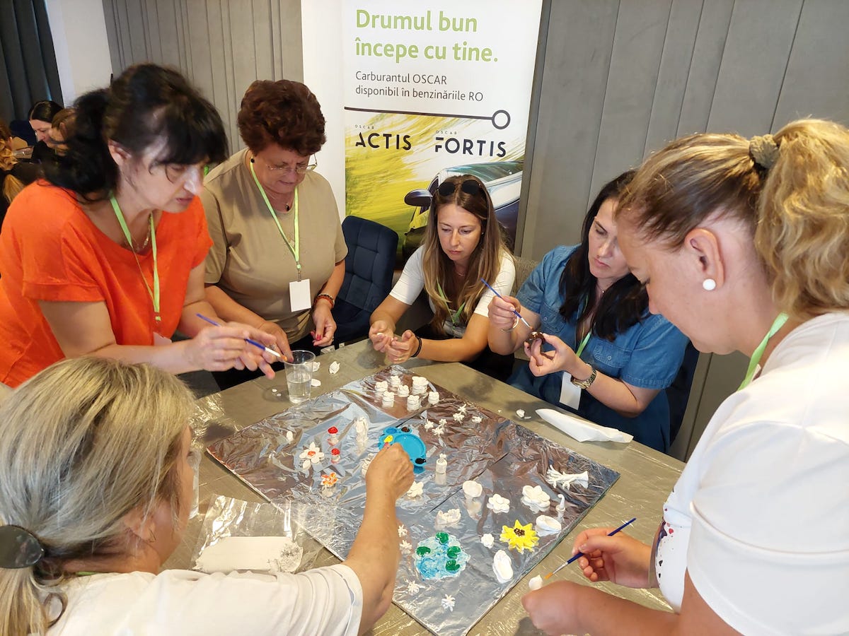 Caravana Reciclării Creative a adunat în tabăra de la Sibiu 40 de profesori din 8 județe ale țării: „Când există dragoste și creativitate, lucrurile se întâmplă natural”