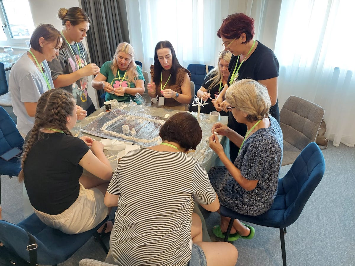 Caravana Reciclării Creative a adunat în tabăra de la Sibiu 40 de profesori din 8 județe ale țării: „Când există dragoste și creativitate, lucrurile se întâmplă natural”