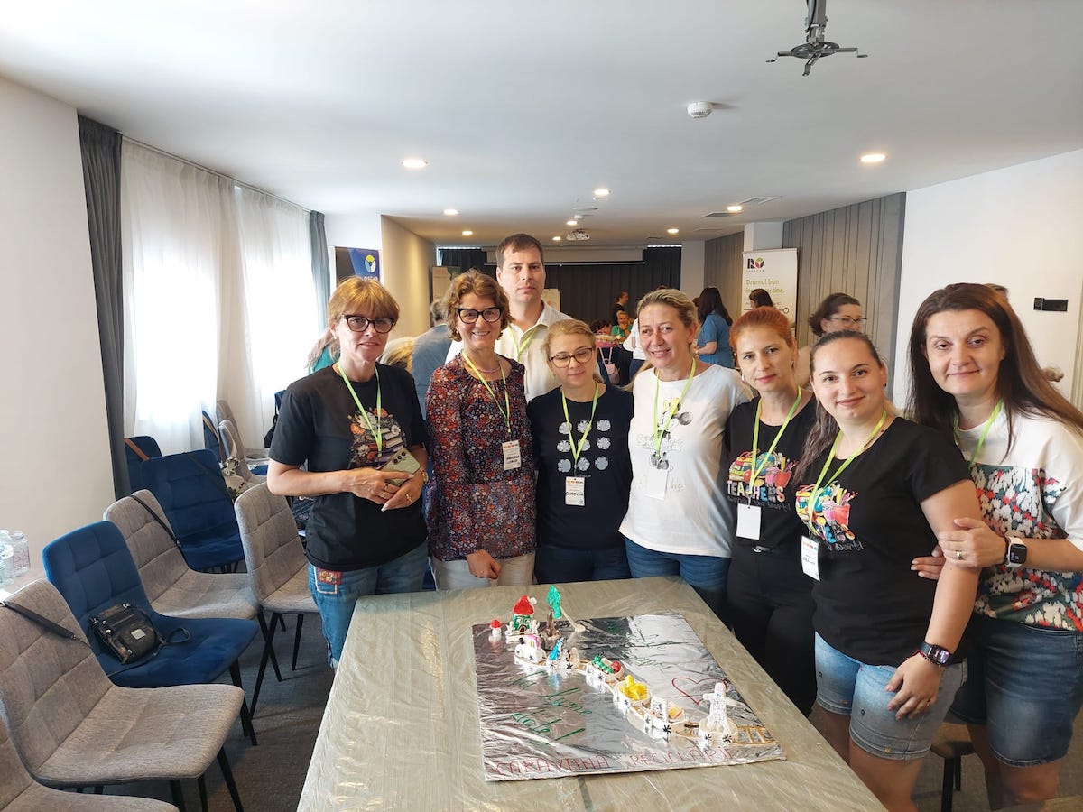 Caravana Reciclării Creative a adunat în tabăra de la Sibiu 40 de profesori din 8 județe ale țării: „Când există dragoste și creativitate, lucrurile se întâmplă natural”