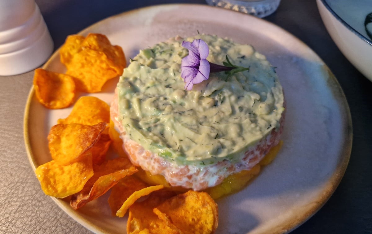 Am fost la cel mai nou restaurant din Piața Mică: Luna. Chiar balsam colorat pe cerul gurii